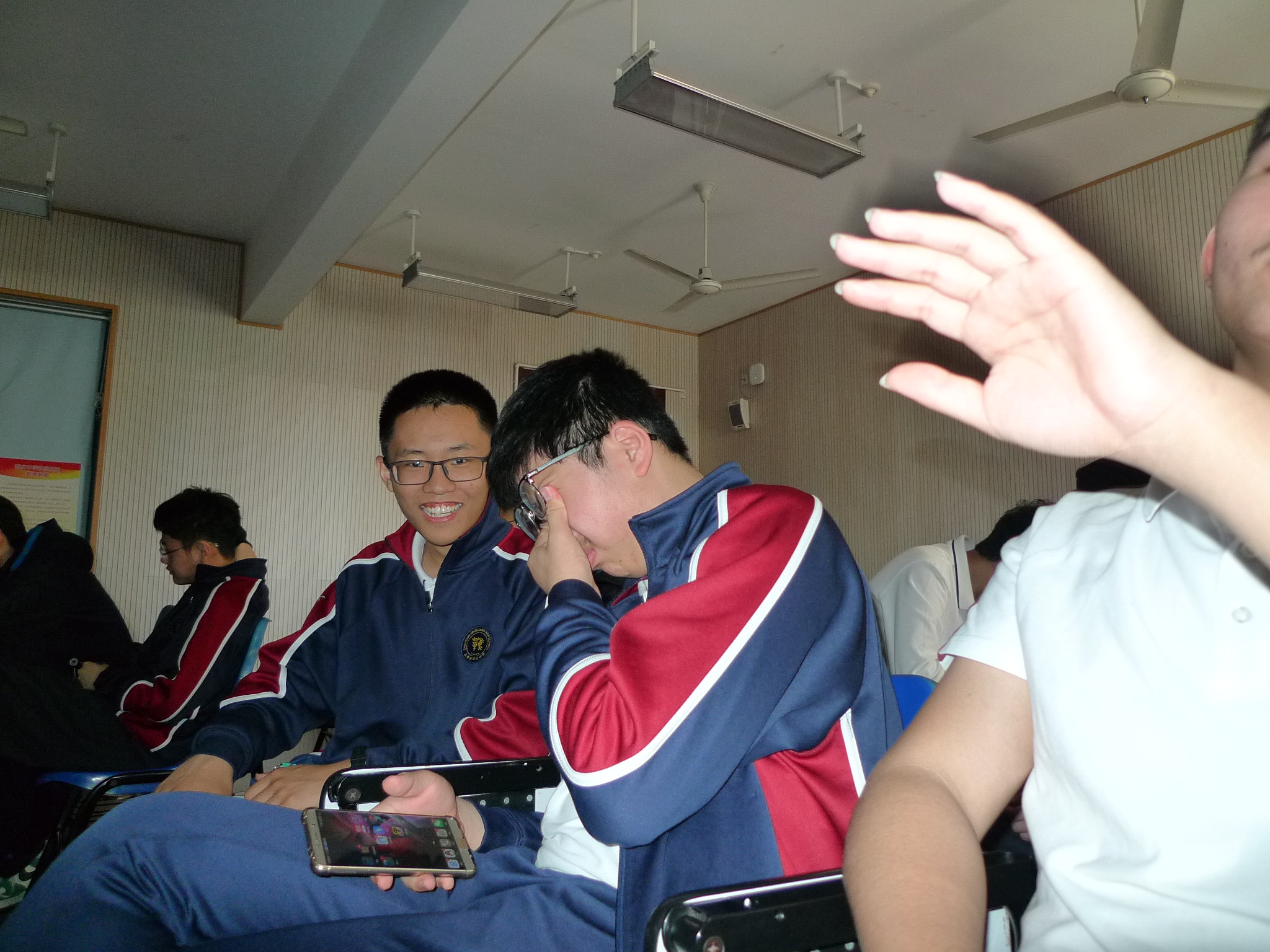 哥们·笑到捂脸