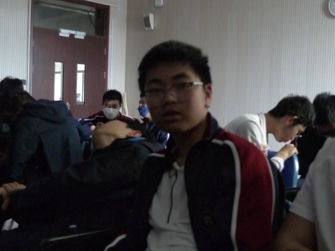 回头·他终于看向镜头